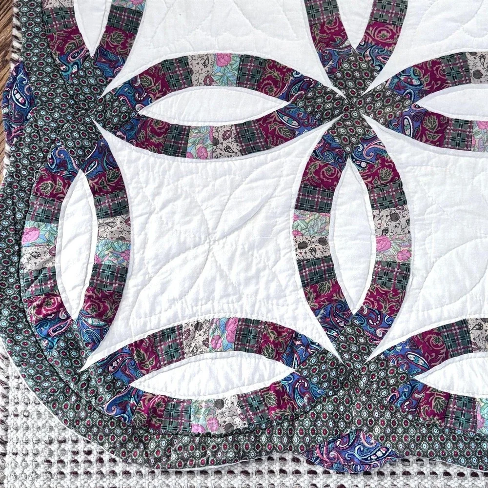 Double Wedding‎ Ring Quilt Vintage Hand Quilted Scalloped Edge Cottagecore